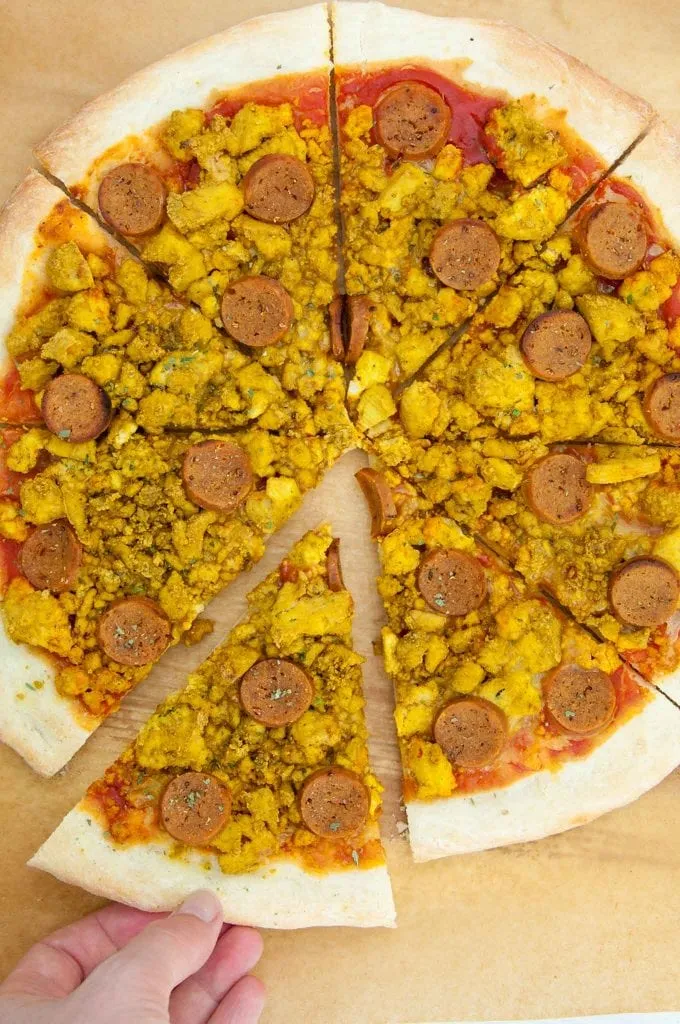 Rührtofu und Seitan Würstchen (Frühstückspizza)