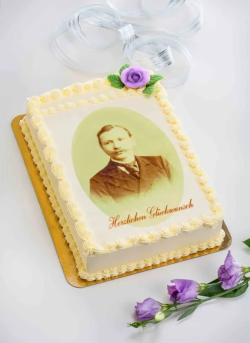 Runde Fototorte mit einem Familienbild