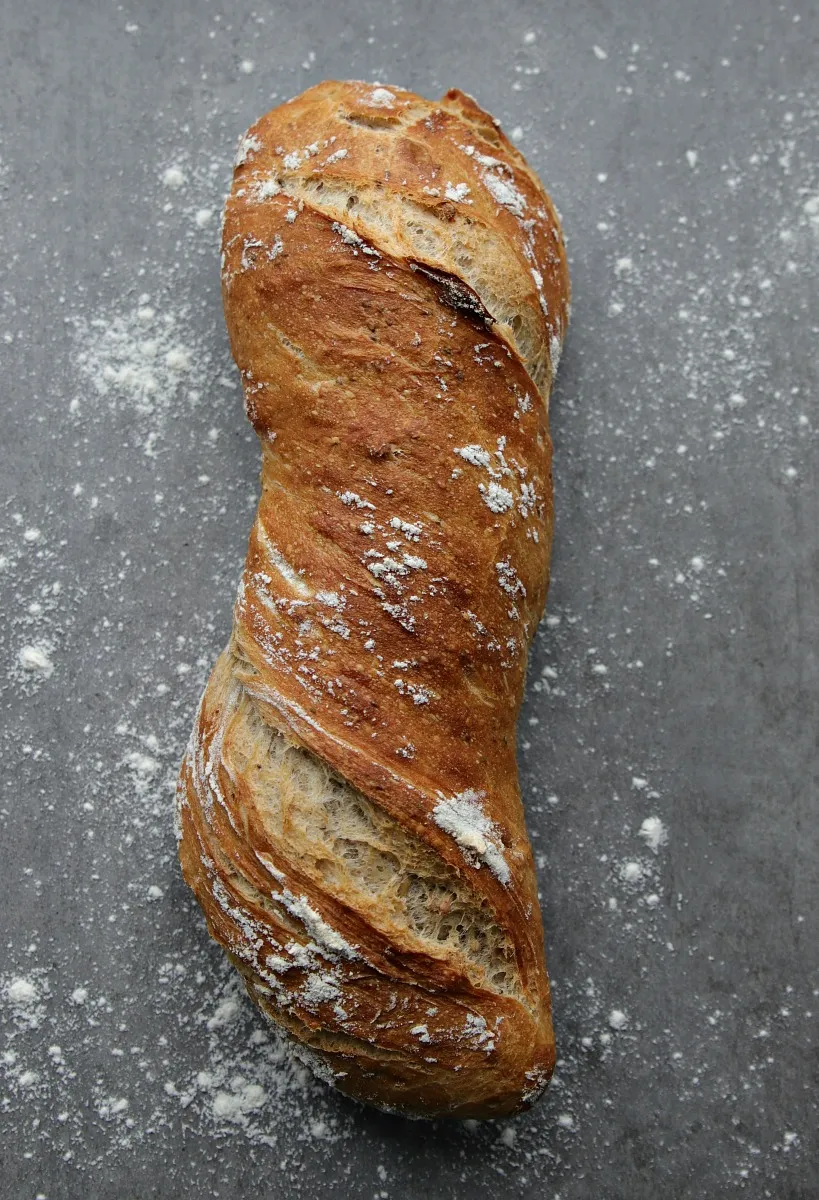 Rustikales Sauerteigbrot auf einer Stoffunterlage