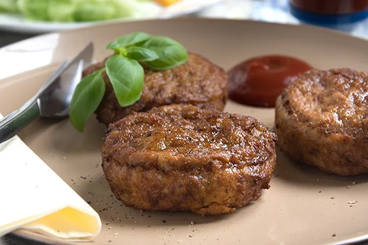 Saarländische Frikadellen, goldbraun gebraten und garniert
