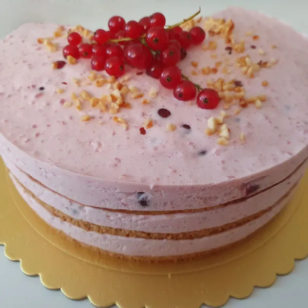 Saftige Johannisbeer-Torte mit Buchweizen-Nuss-Böden