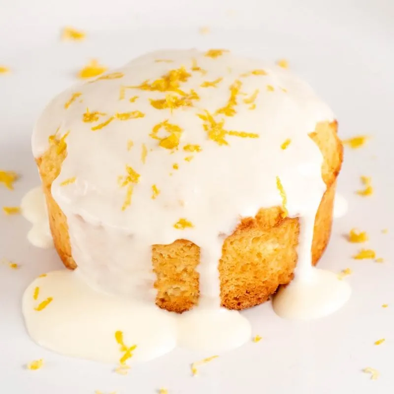 Saftiger & Einfacher Low Carb Keto Zitronenkuchen aus der Tasse ohne Kohlenhydrate & ohne Zucker Mobile Featured Image