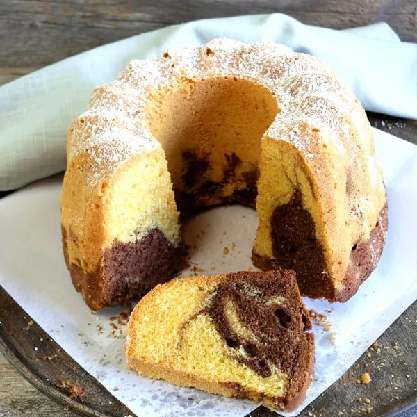 Saftiger Marmorkuchen mit Puderzucker bestäubt