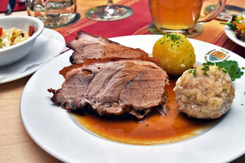 Saftiger Schweinebraten mit zweierlei Knödeln und Krautsalat.