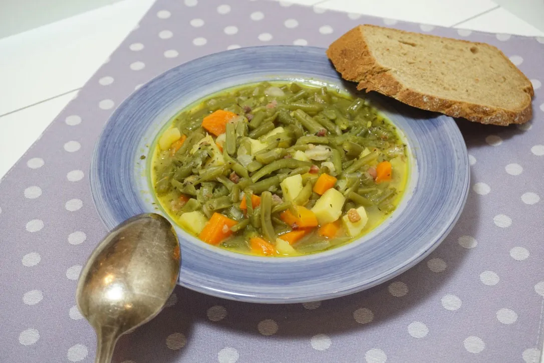 Saftiges Joghurtbrot serviert mit Bohneneintopf