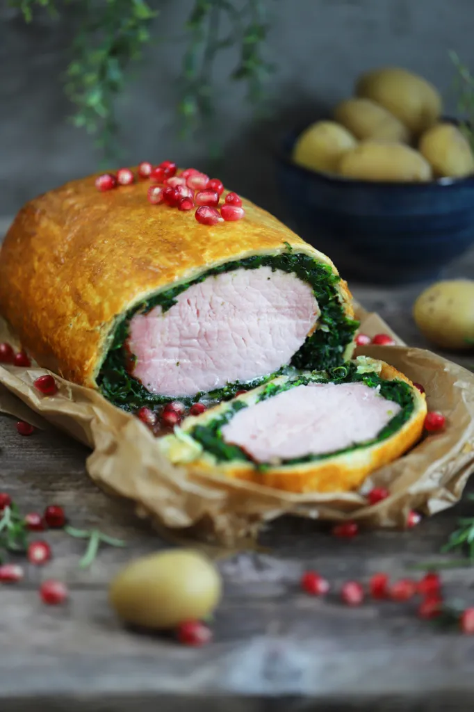 Saftiges Kassler im Blätterteig mit Spinat und Granatapfel, von oben fotografiert