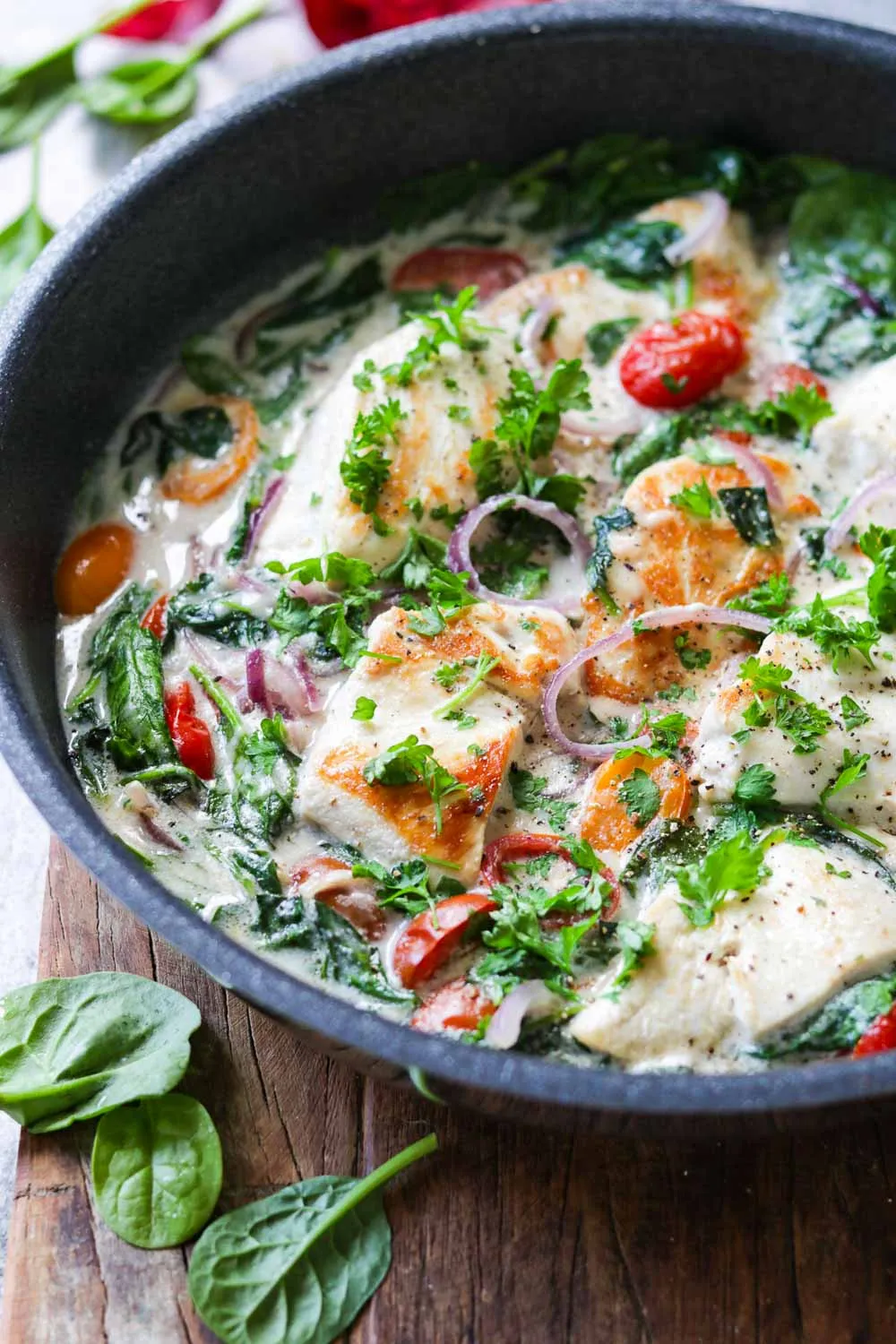 Saftiges Parmesan-Hähnchen mit Spinat