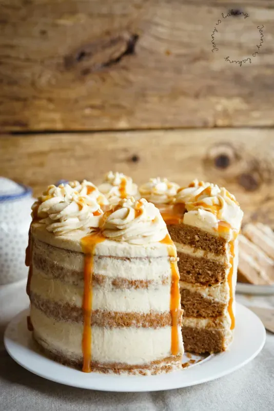 Saftiges Stück Schoko-Karamell-Torte mit flüssigem Karamell und Sahnetupfern