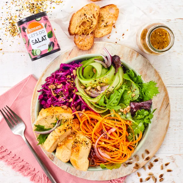 Salat Bowl mit Hühnchen, Orangendressing und Brotchips