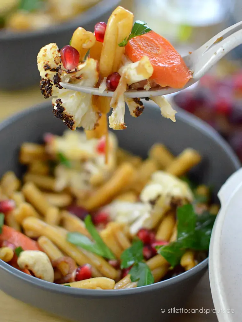 Salat vegan und gesund Blumenkohl Salat mit Pasta in Miso-Dressing