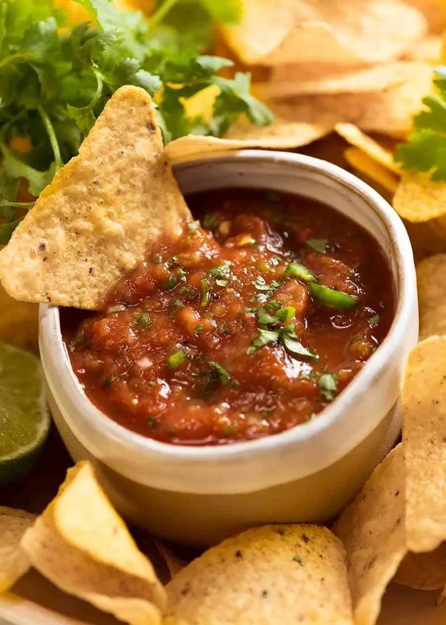 Salsa Rezept für Restaurant-Stil Salsa. Salsa in einer Keramikschale mit Maischips.