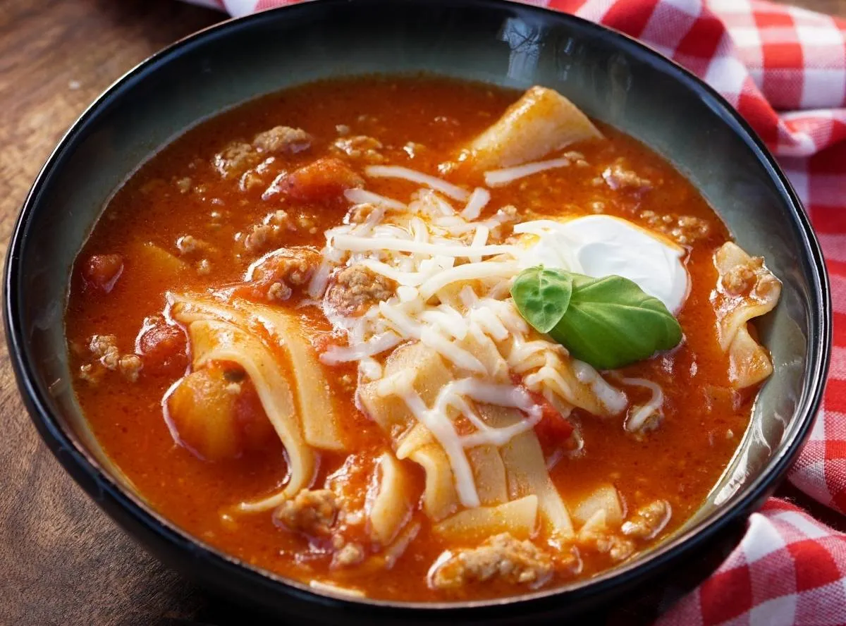 Sämige Lasagnesuppe mit Hackfleisch und Gemüse