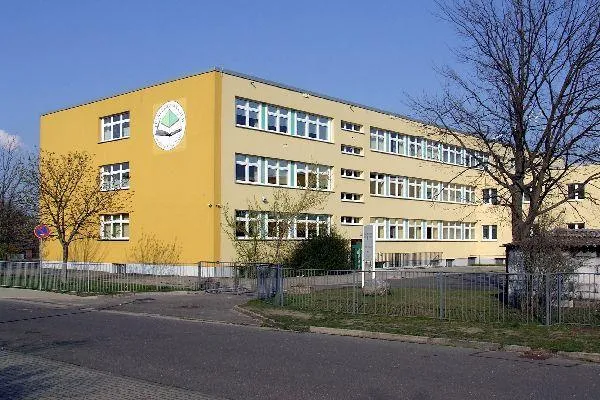 Saniertes Pückler-Gymnasium in Cottbus, Beispiel für die Nutzung vorhandener Gebäudesubstanz nach 1990