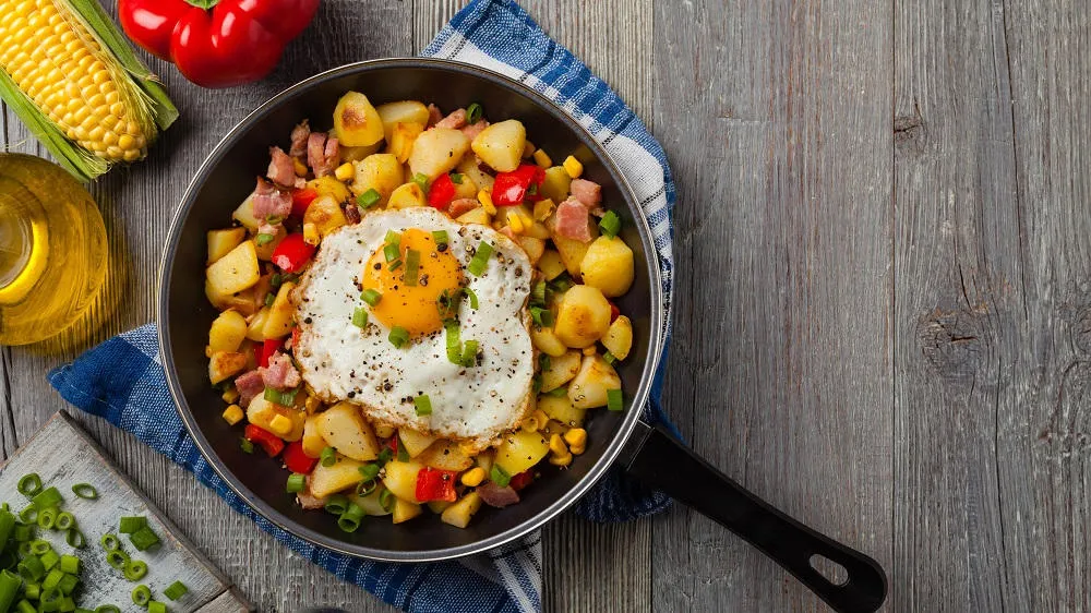 Sättigende Kartoffelpfanne mit Spiegelei, einfach zuzubereiten