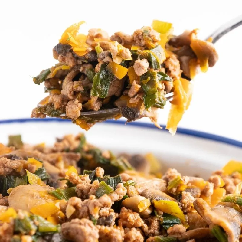 Sättigende Keto Hack-Lauch-Pfanne mit Champignons