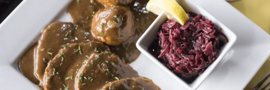 Sauerbraten mit Knödeln und Rotkohl