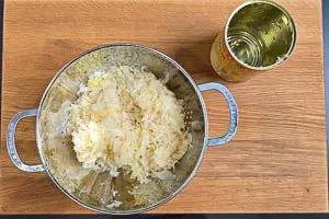 Sauerkraut wird mit Wasser abgespült