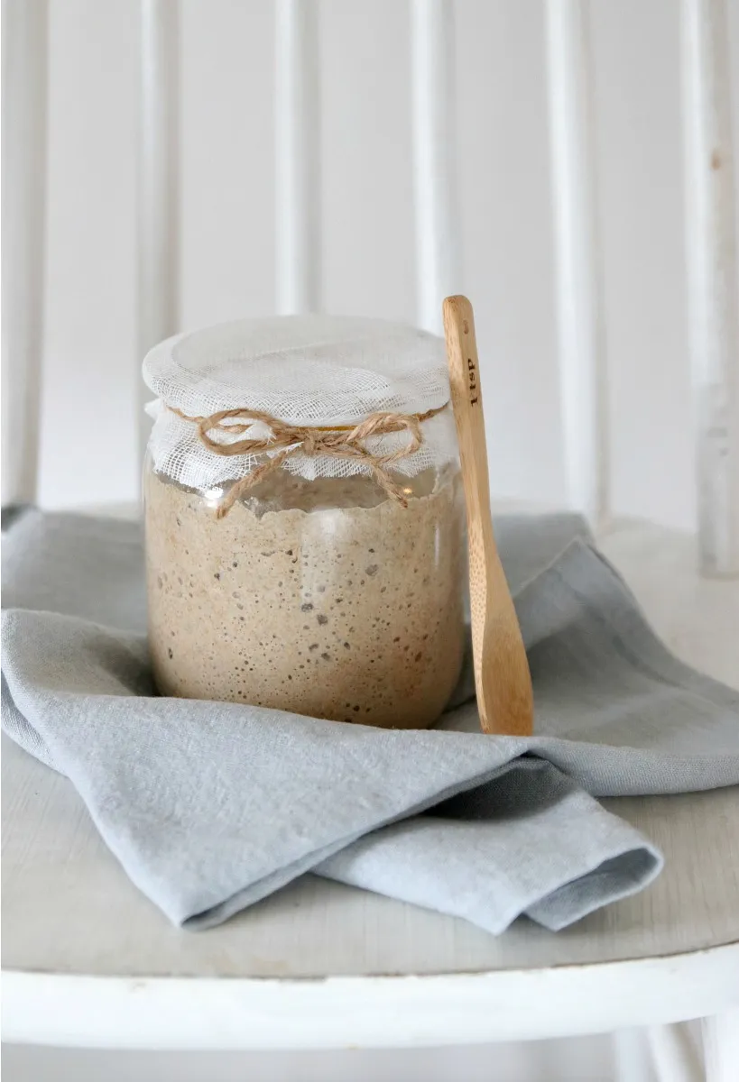 Sauerteigbrot mit knuspriger Kruste, bereit zum Anschneiden