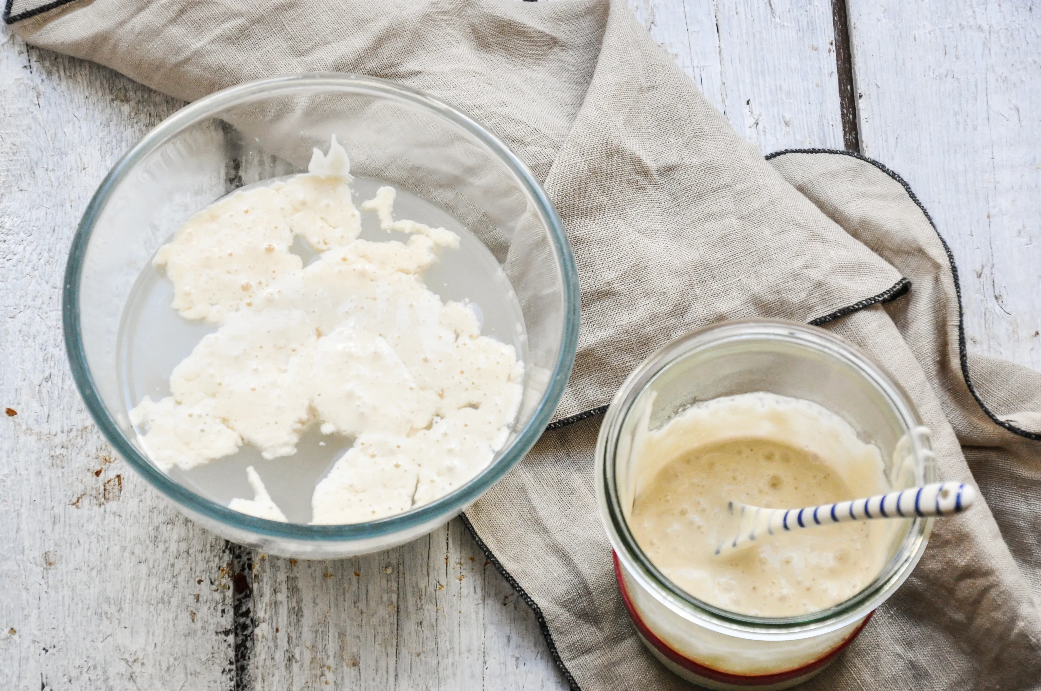 Sauerteigstarter, Wasser und Salz werden in einer Schüssel vermischt