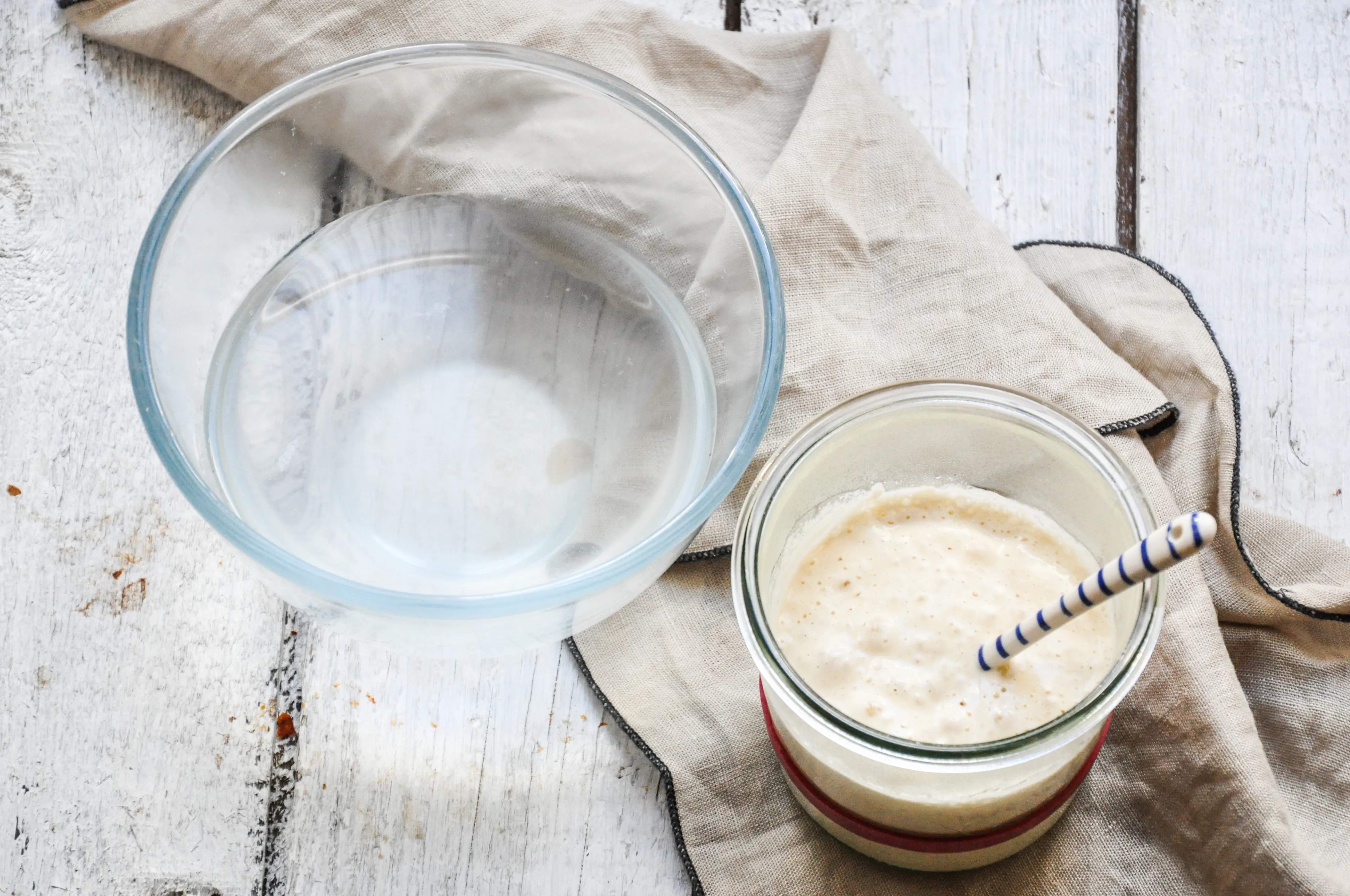 Sauerteigstarter wird mit warmem Wasser in einer Schüssel verrührt