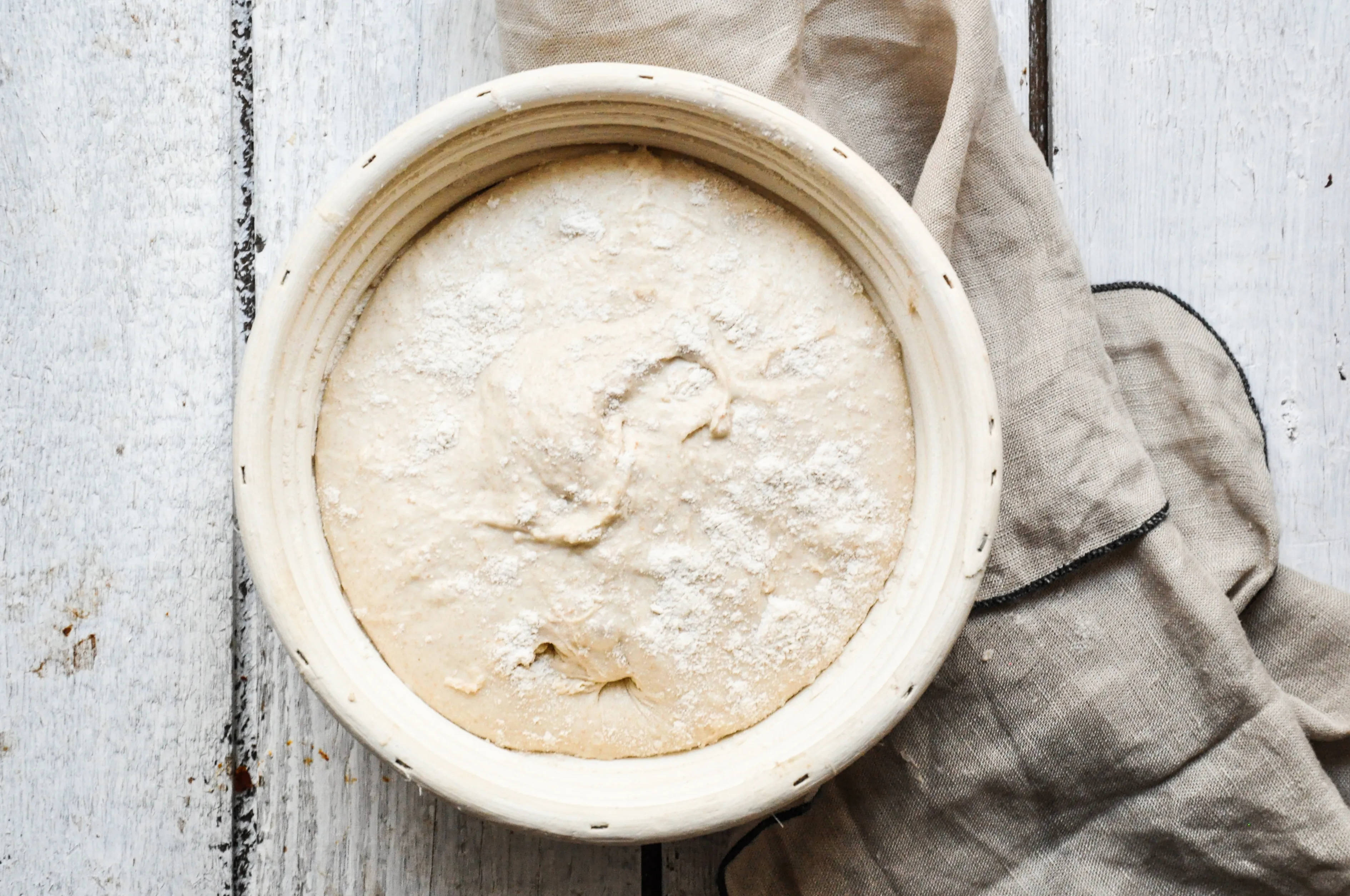 Sauerteigteig im Gärkörbchen, bereit für die kalte Gare