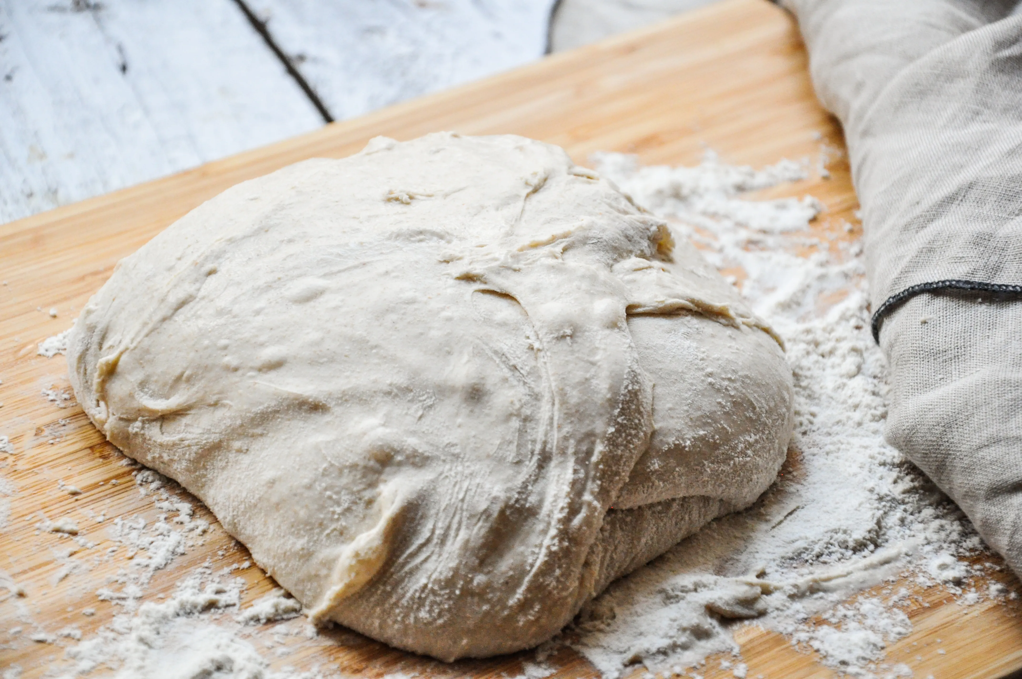 Sauerteigteig wird auf einer bemehlten Arbeitsfläche geformt