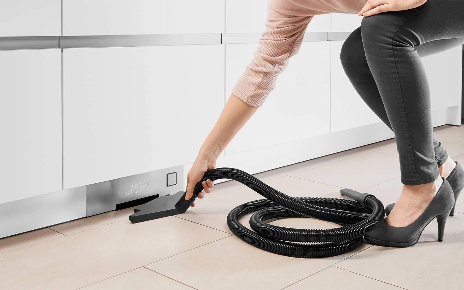 Saugschlauch mit Einschubdüse für den Sockelsauger in der Küche