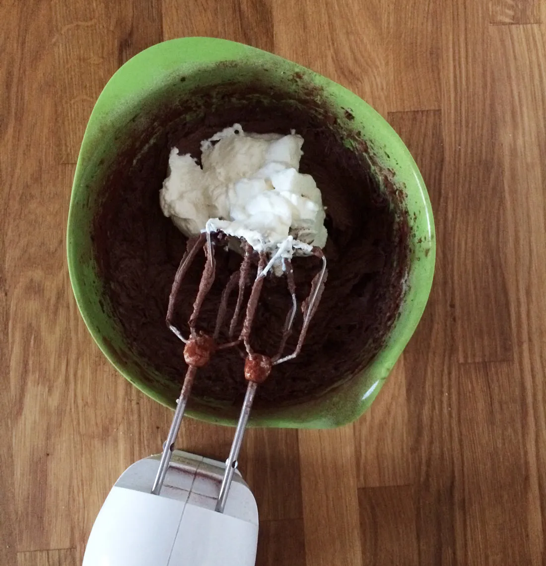 Saure Sahne in den Teig rühren