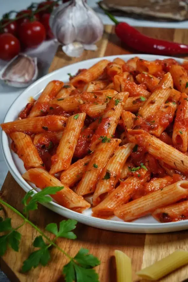 Scharfe Penne all’arrabbiata mit Tomatensoße
