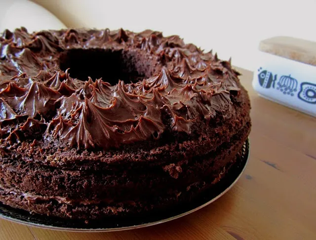 Schaumig geschlagene Eier und Zucker für den Schokokuchenteig