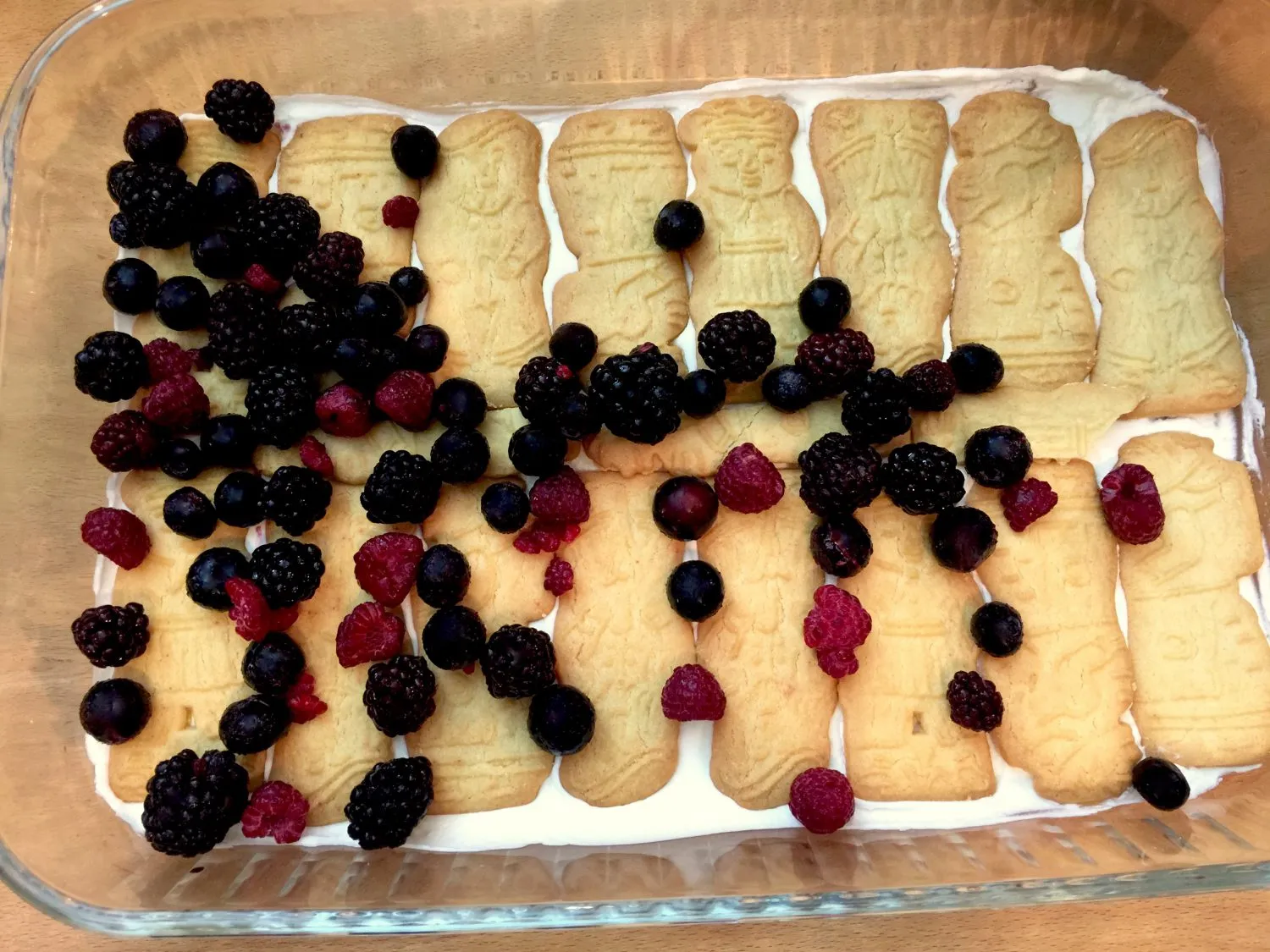 Schicht aus Spekulatius-Keksen auf der Mascarpone-Creme