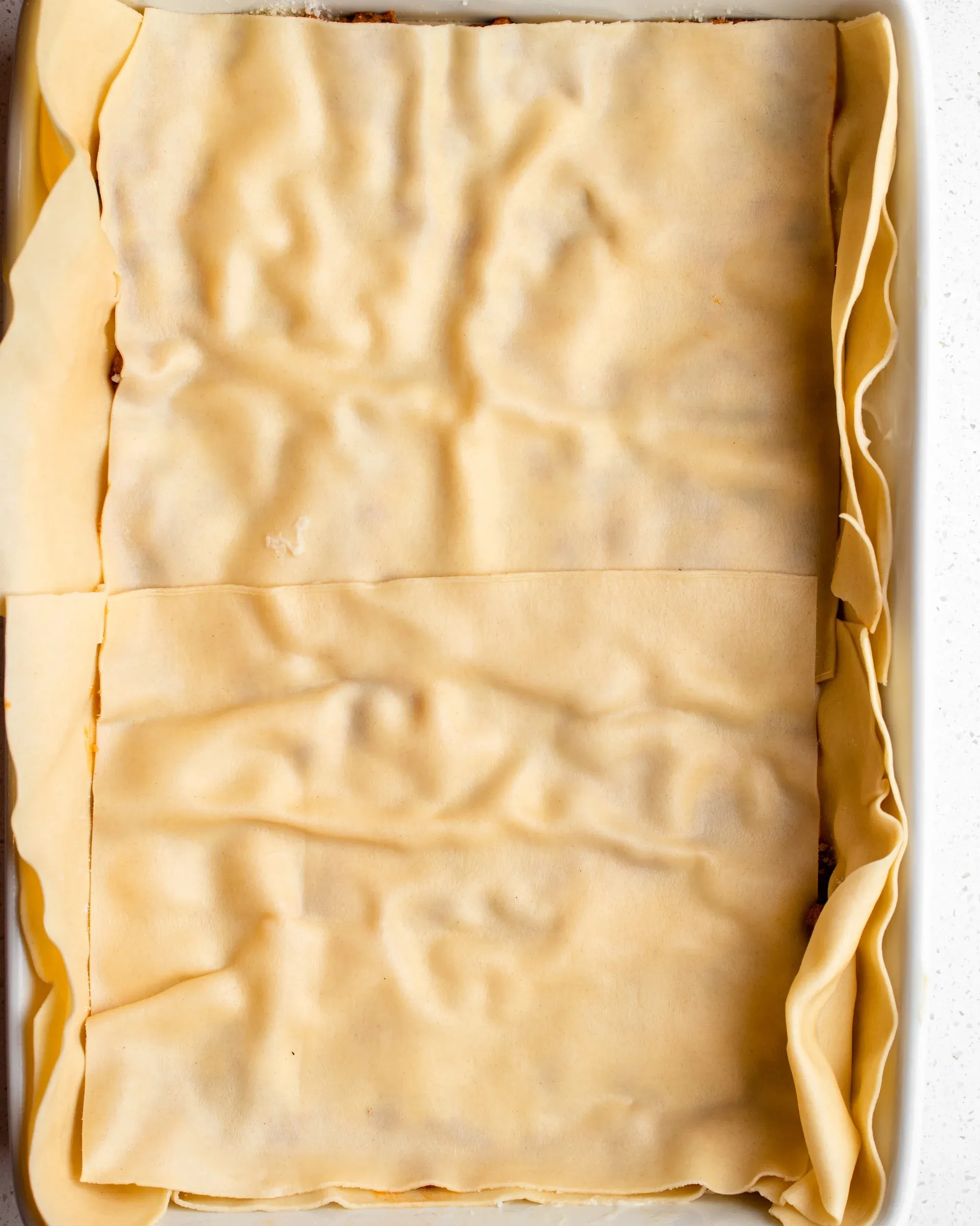 Schicht frischer Nudelplatten obenauf