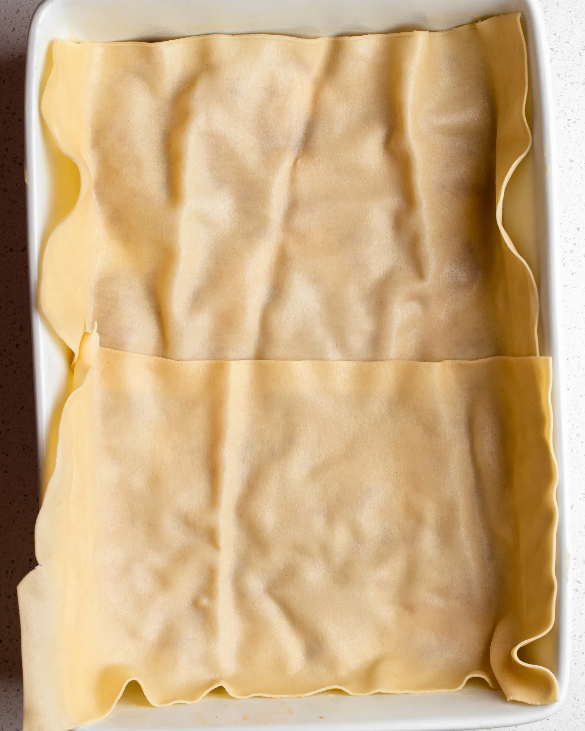 Schicht Pasta über der Fleischschicht