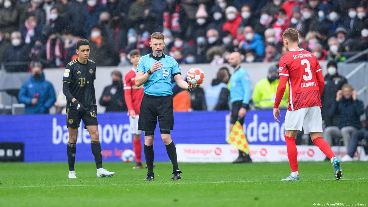 Schiedsrichter Christian Dingert und sein Team wurden für das Wechselfehler verantwortlich gemacht