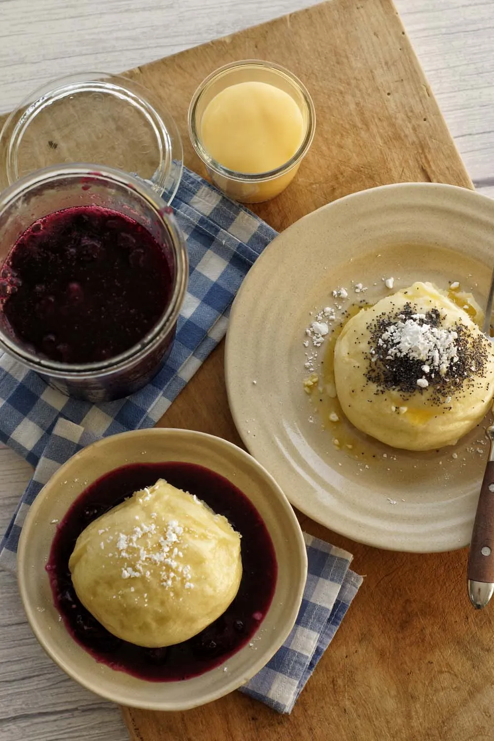 Schlesische Hefeklöße, gedämpft und mit Blaubeerkompott serviert