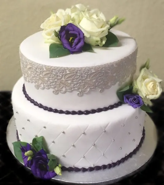 Schlichte Torte mit farbigen Blüten