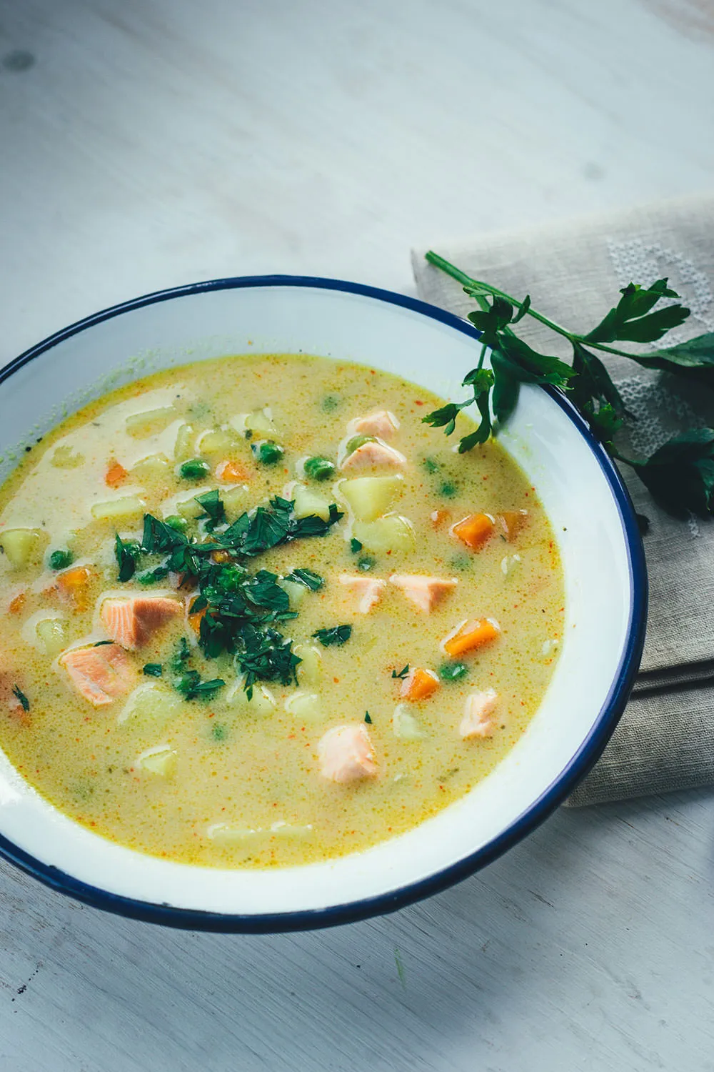 Schnelle Kartoffel-Erbsen-Suppe mit Lachs und Kokosmilch