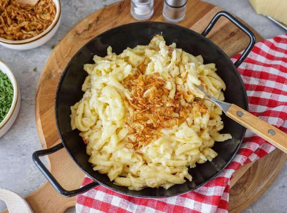 Schnelle Käsespätzle, ein beliebtes deutsches Gericht