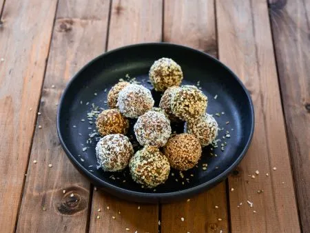 Schnelle und gesunde Energy-Balls mit Mandelmus