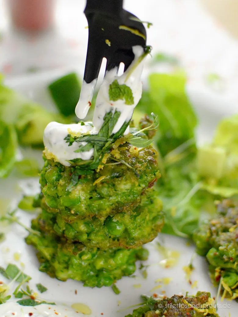Schnelles gesundes Rezept: Frische Erbsenpuffer mit Minzjoghurt