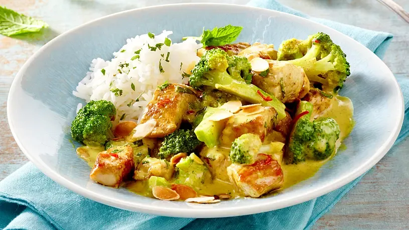 Schnelles Putencurry mit Brokkoli, Chili, Minze und Mandelblättchen Rezept - Foto: LECKER @ Bauer Media Group