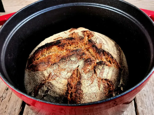 Schnelles Topfbrot mit wilder Kruste