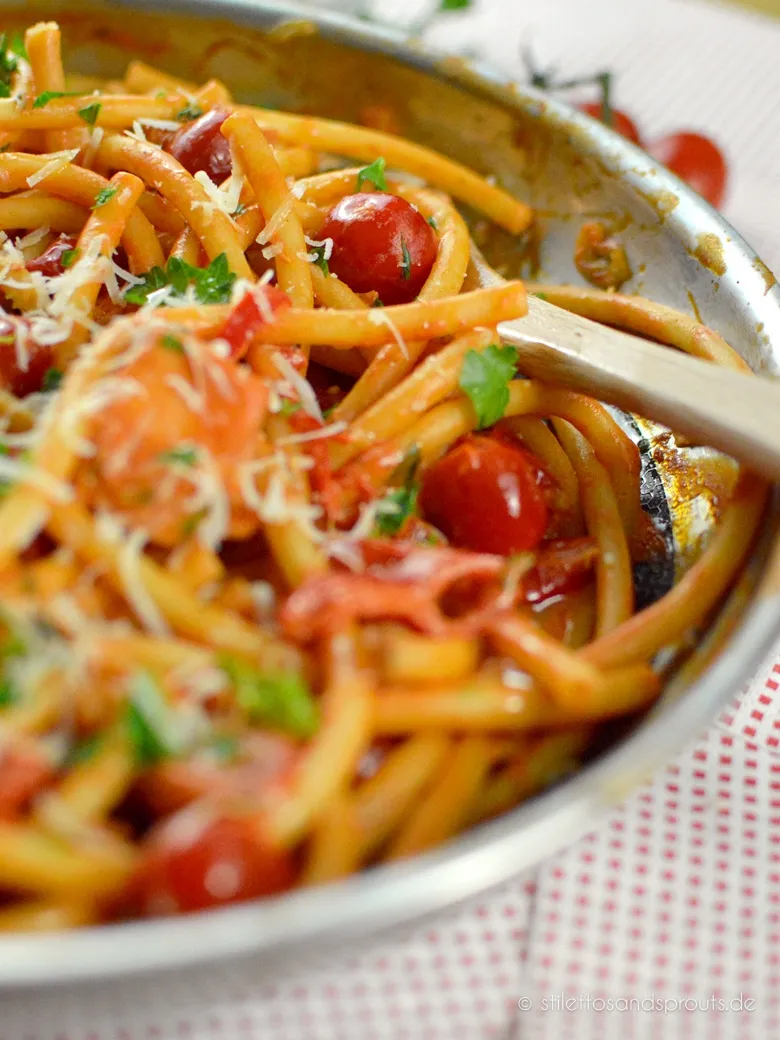 Schnelles und gesundes Pastarezept mit Lachs und Tomaten