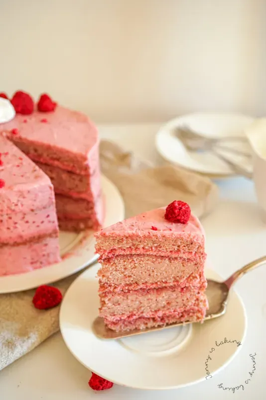 Schnitt durch die rosa Geburtstagstorte