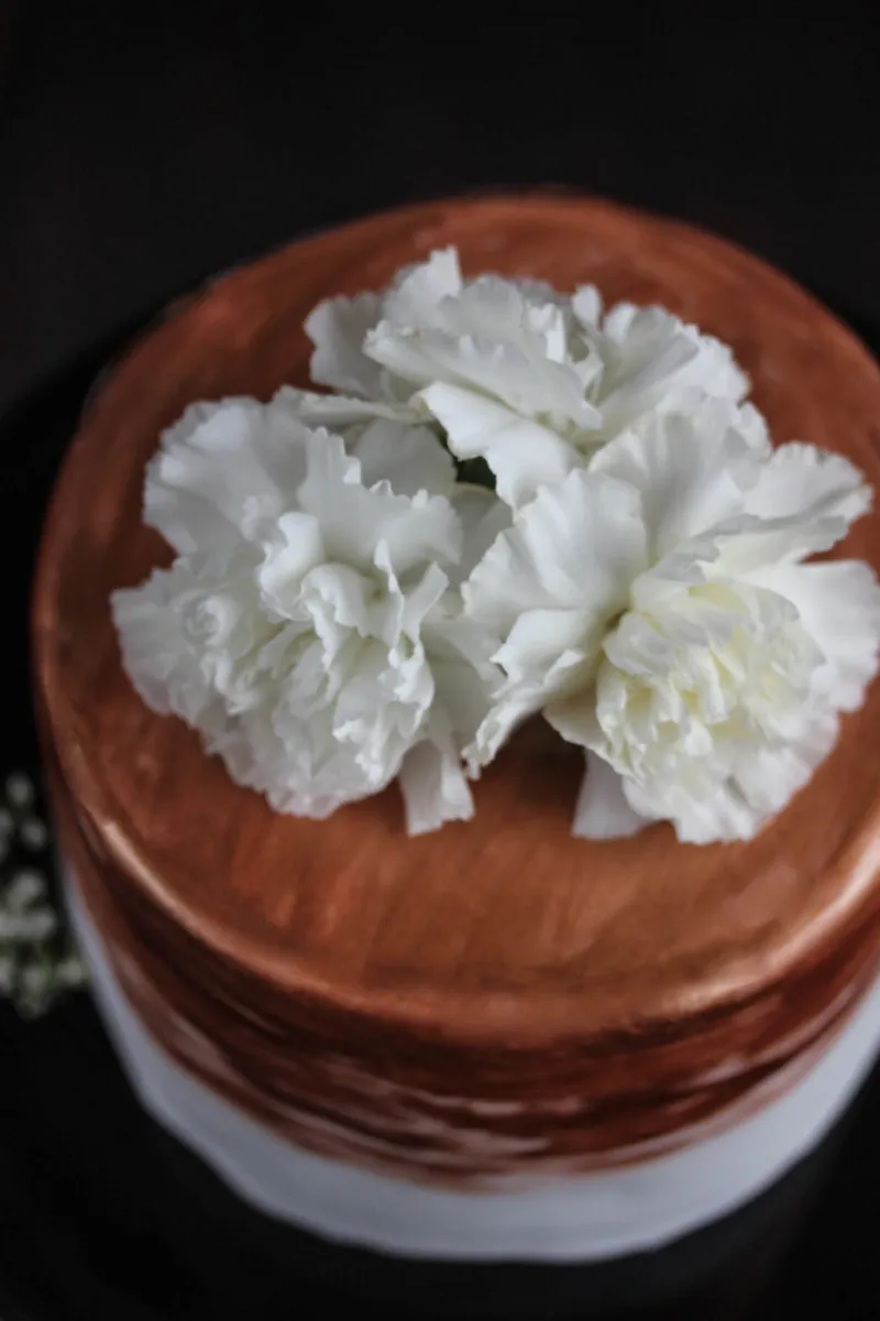 Schnittansicht der Nougat-Fondant-Torte, die ihre Schichten offenbart