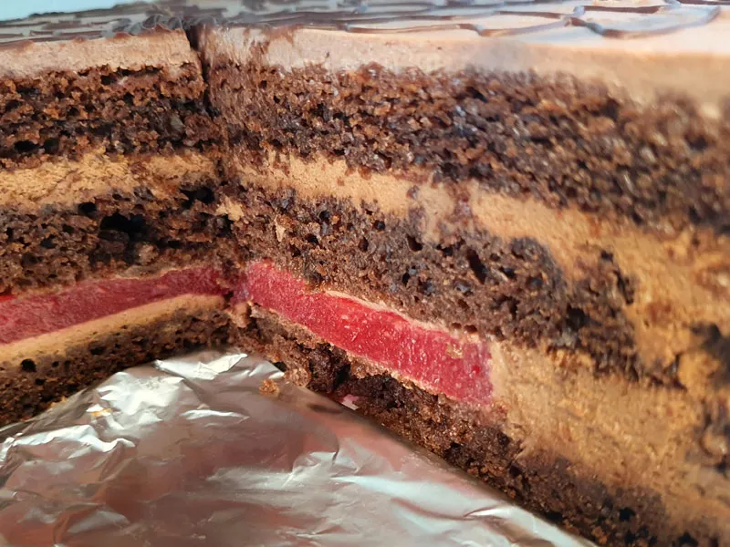 Schnittansicht der Nougat-Sahne-Torte mit Fruchteinlage