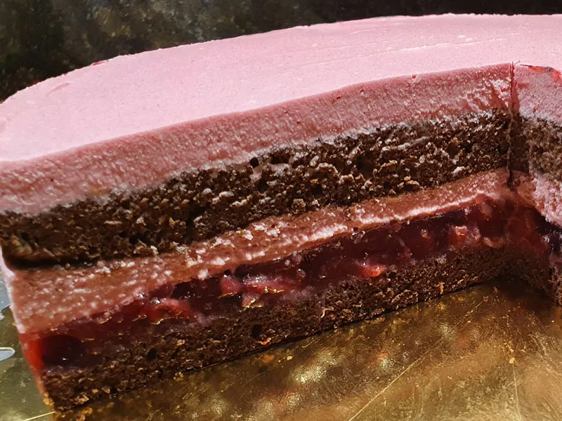 Schnittansicht der Pralinencreme-Torte mit weißer Schokolade