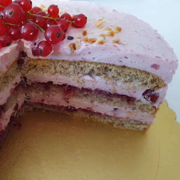Schnittansicht einer Johannisbeer-Torte mit cremiger Füllung