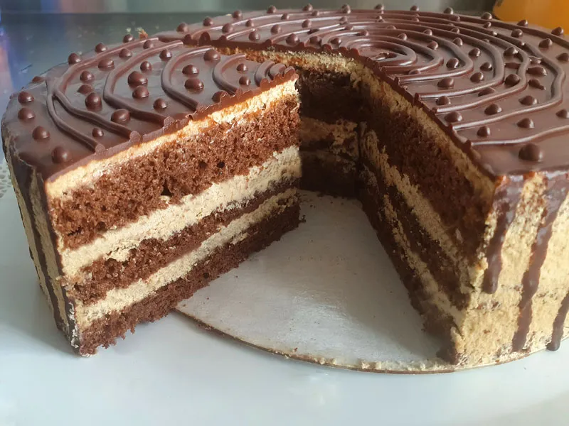 Schnittansicht einer Mokka-Sahne-Torte mit cremiger Füllung