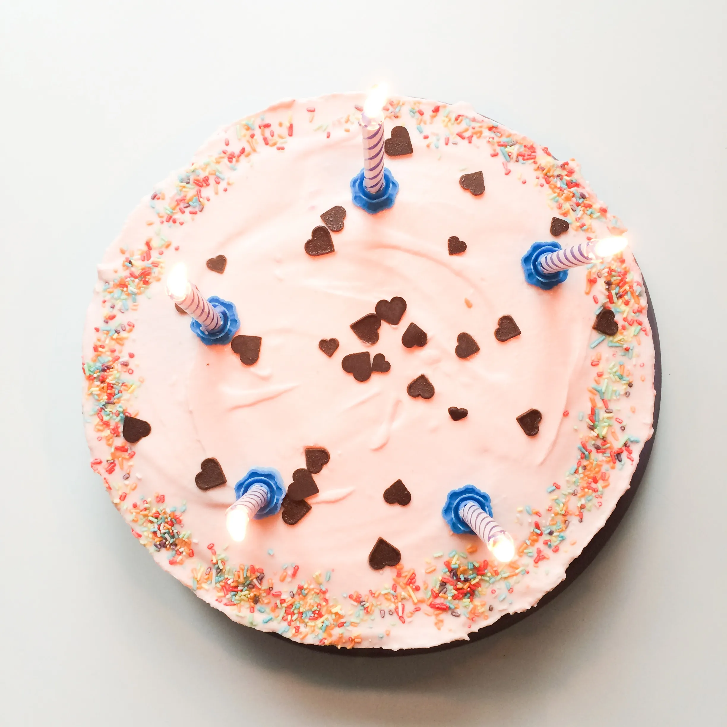 Schnittansicht einer Philadelphia Erdbeertorte mit Schokoladenboden und Frischkäsecreme